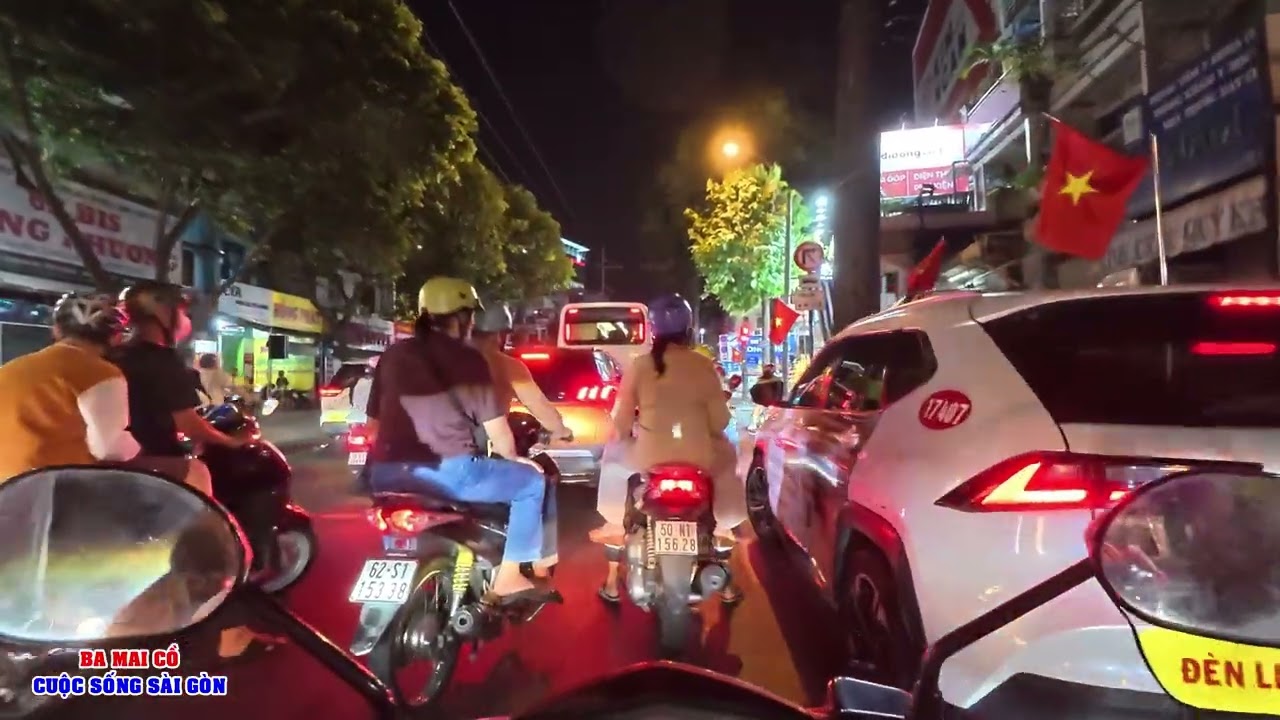 SÀI GÒN CHỢ LỚN NHÀ HÀNG QUÁN ĂN ĐÔNG NGHẸT HẾT ĐỒ ĂN, VIỆT KIỀU CHẠY QUA XÓM CŨI ĂN BỘT CHIÊN TRỨNG