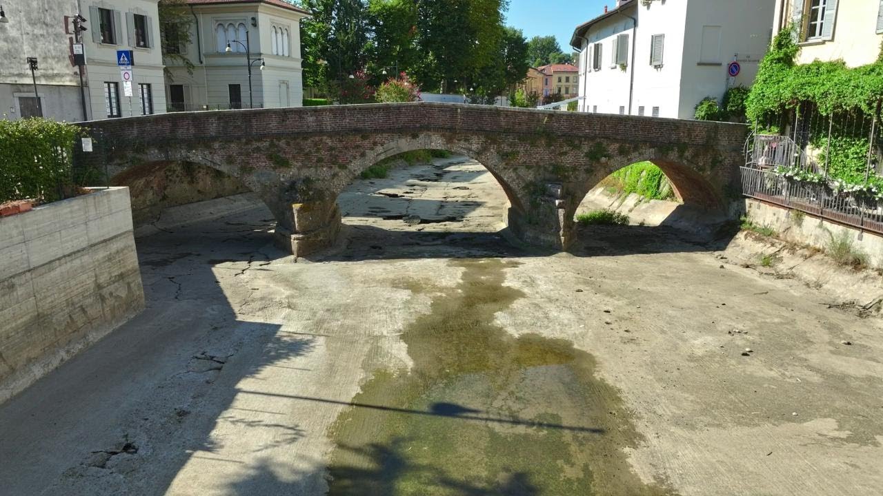 Monza, il fiume Lambro non c'&egrave; pi&ugrave;: le immagini dal drone dell'alveo prosciugato dalla siccit&agrave;