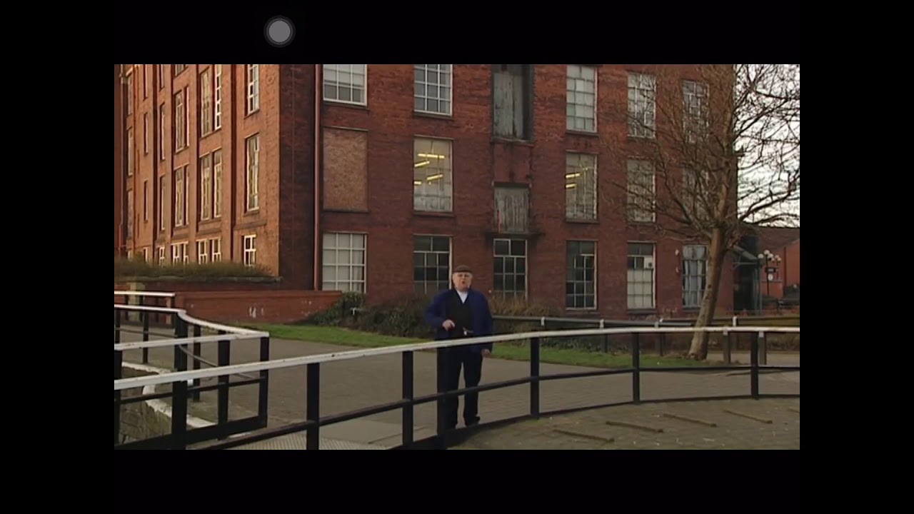 Fred Dibnah starts the engine at Trencherfield Mill on the Wigan Pier