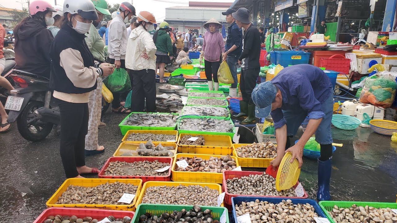 Sáng 29 tết chợ đầu mối bình điền hải sản tăng cao cá tầm 200k tôm càng 120k cá lóc bông 100k 