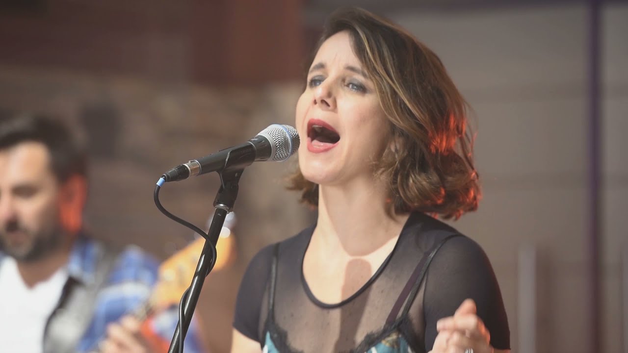 Ella elle l'a - por Lys - Hall de Sala Zitarrosa (en vivo)