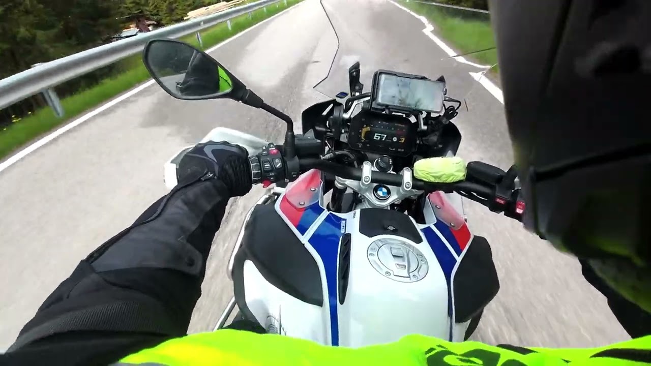 Dolomiti e Lago di Braies in moto