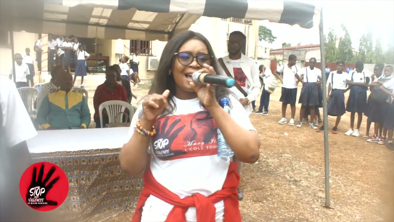 CAMPAGNE DE SENSIBILISATION AU LYCÉE MIKOLONGO AVEC L'ARTISTE MACY ILEMA ET SON ÉQUIPE..