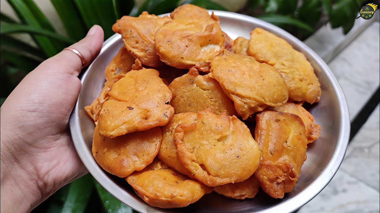  गरमा गरम आलू  के पकोड़े बस  👌
