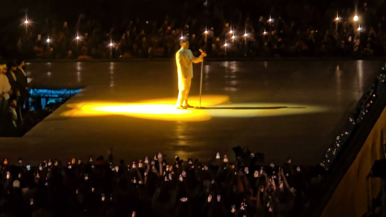 Bad Bunny EMOCIONA con ‘LA MuDANZA’ en Medellín — Historia de Vida y Raíces que TODOS Deben Escuchar