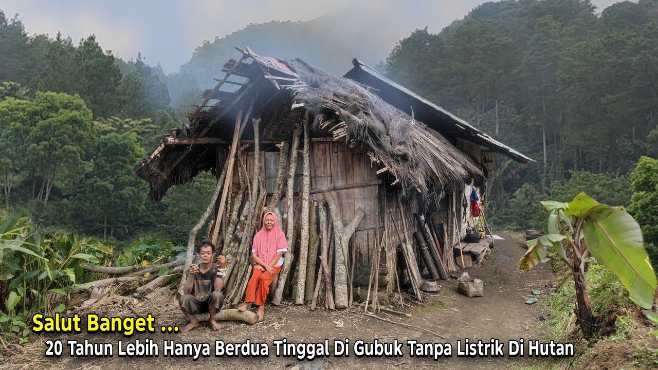 Sungguh Pemberani.. Puluhan Tahun Hanya Tinggal Berdua di Rumah Gubuk di Kelilingi Hutan Lebat