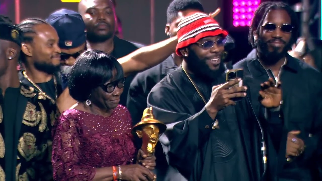 Davido Presents Next Rated Award to Odumodublvck at the 17th Headies | 13 Years After His Own Win