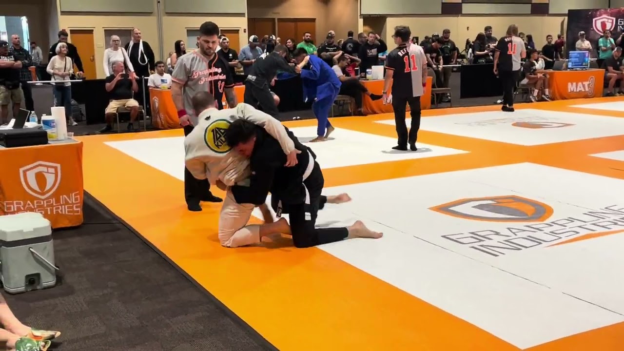 BJJ White Belt Pulls Off Paper Cutter Choke In Seattle BJJ Competition