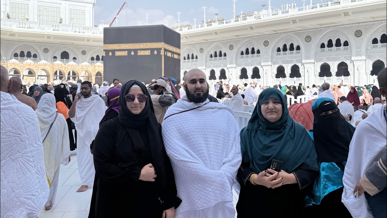 Tawaf e Kabah & Shabe Baraat ki Niyaz Taqsim Haram mein 