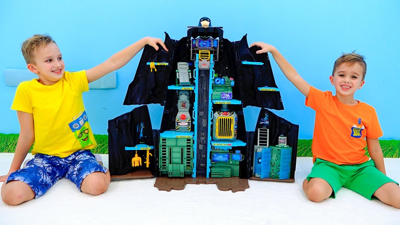 Vlad e Niki salvam a Batcaverna e brincam com o Batm&oacute;vel RC - hist&oacute;ria de brinquedo para crian&ccedil;as