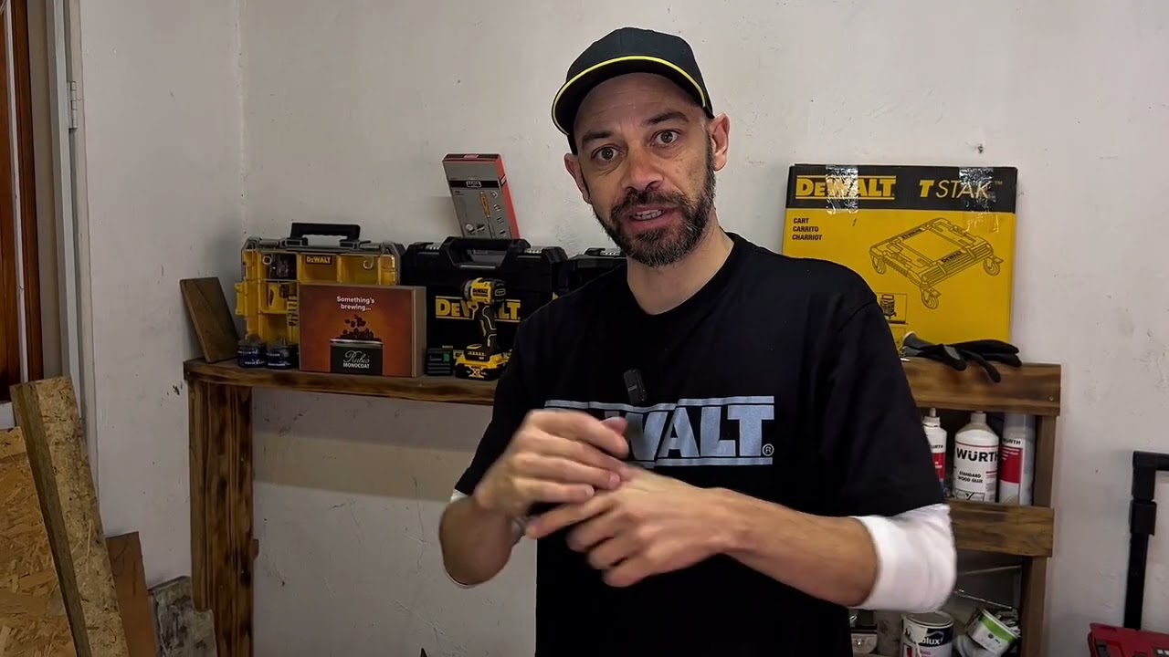 Настольная пила Dewalt DWE7485 в комплекте с подставкой для строительной площадки