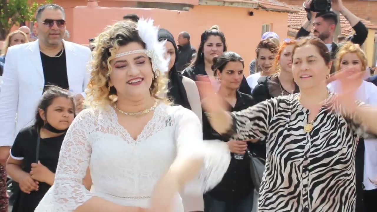 HÜNERLİ ikiz  kız kardeşlerin nikahından mutlu ve heyecanlı hanlar