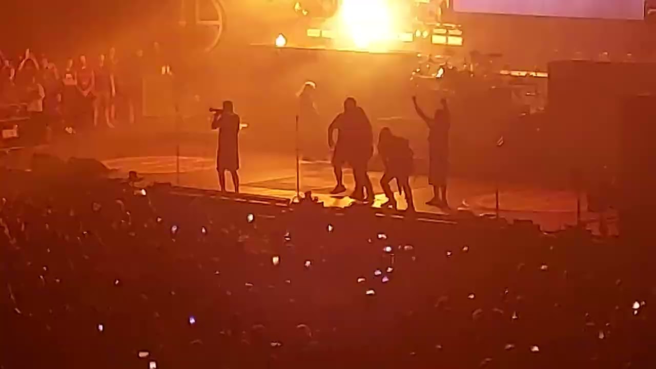 Pantera performing Walk live.One of the heaviest crowd moments of the night. 🔥🤘