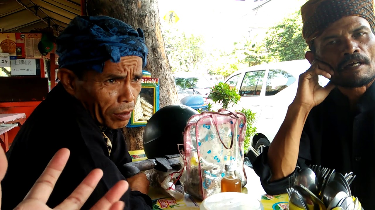 Suku baduy menggunakan bahasa daerah sunda saat makan siang bersama di daerah benhil September 2017