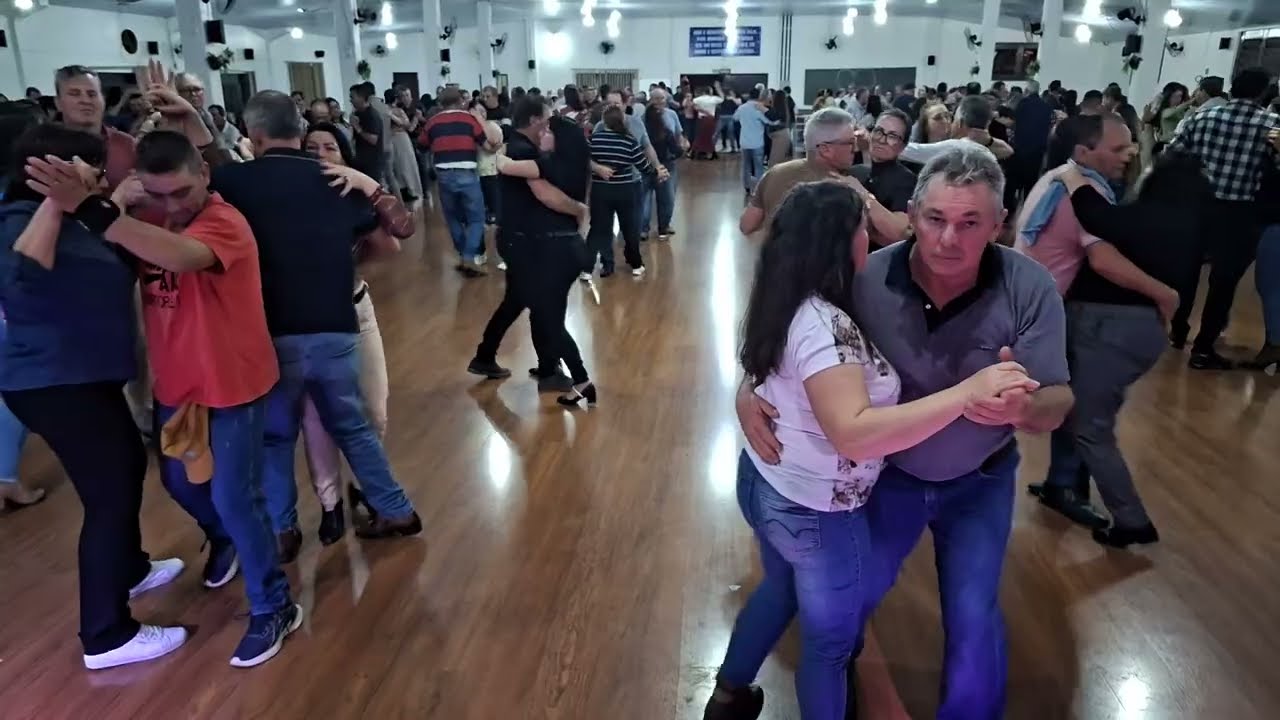 Bailão no Valdir Trentin Clube do Vovô em Chopinzinho no Paraná(com marcos e margarida)
