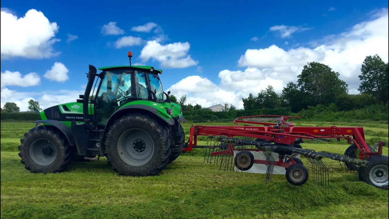 Deutz 6160 and Lely vario raking sillage