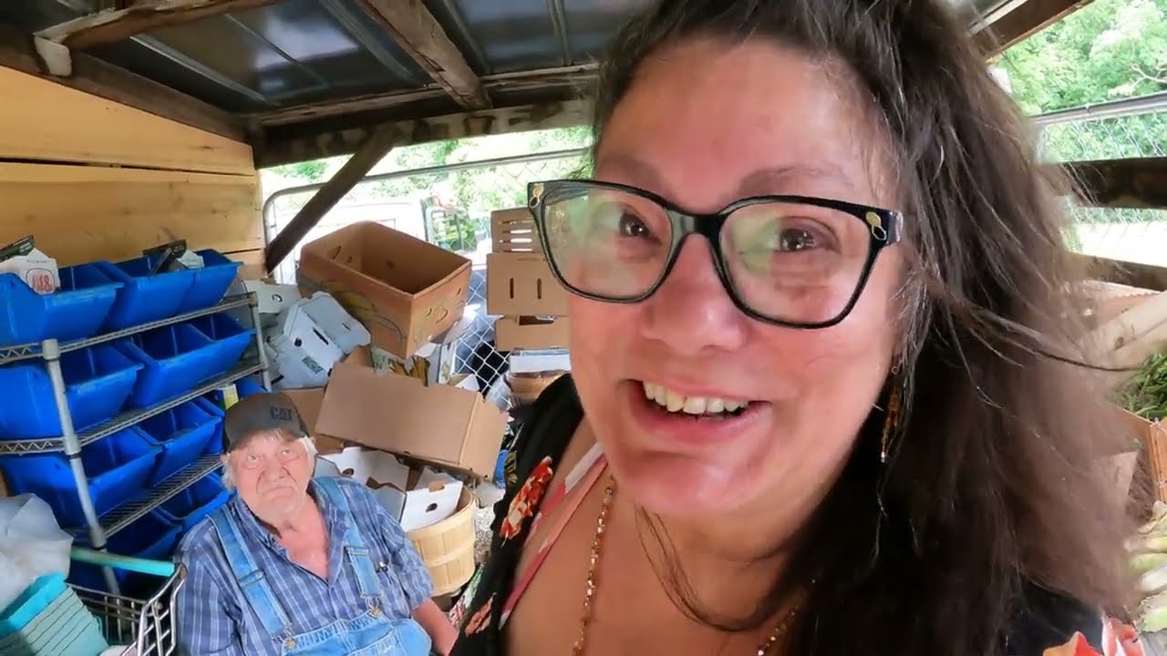 Shopping at / Gates Flea Market / Maggie Valley North Carolina / Indoor and Outdoor Shopping