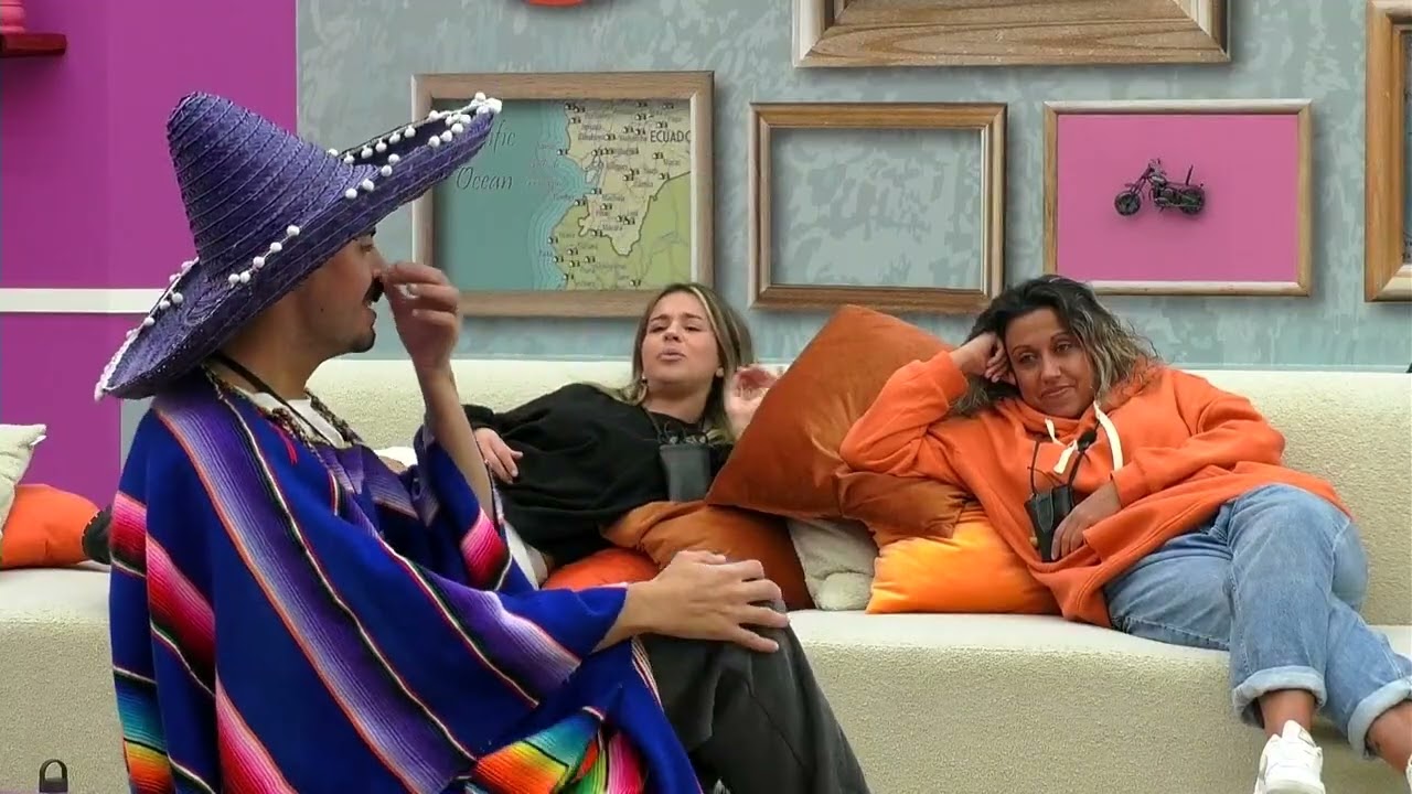 De poncho e sombrero, Leandro diverte as colegas a falar e a cantar em espanhol