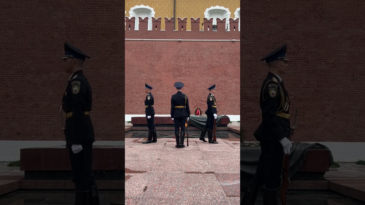 Troca da guarda de honra nas muralhas do Kremlin de Moscou