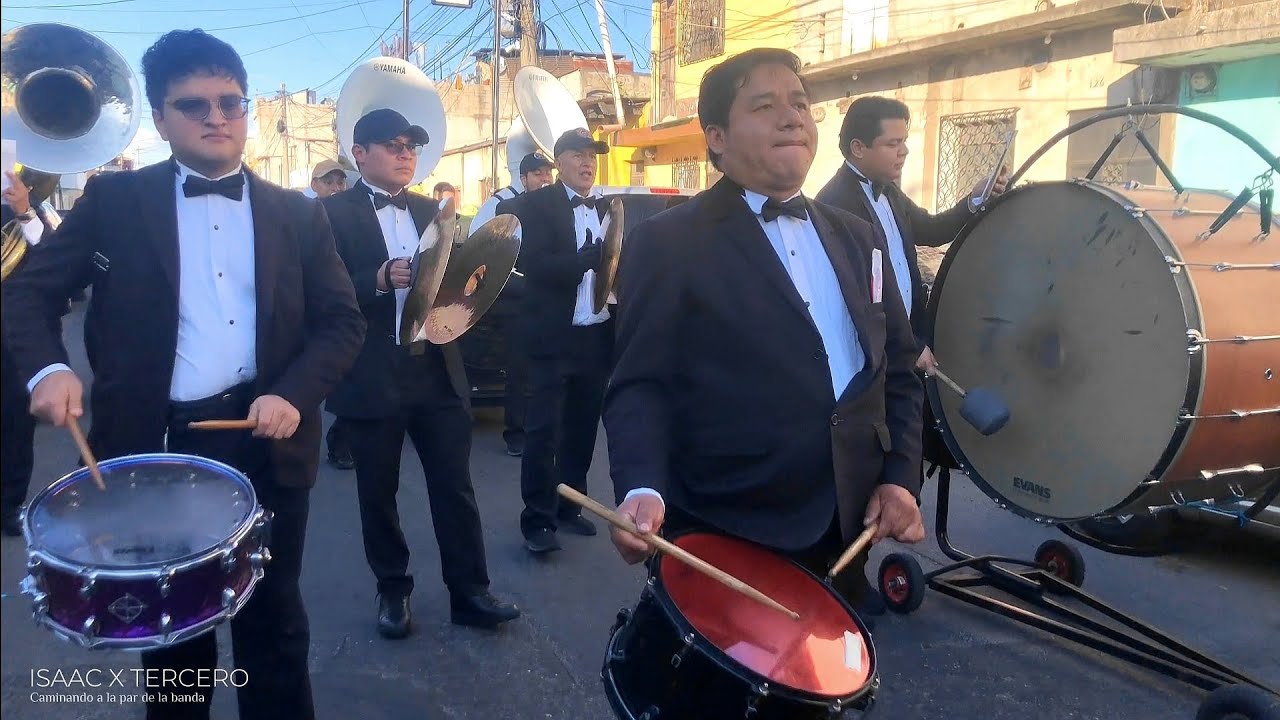 A la par de la banda 