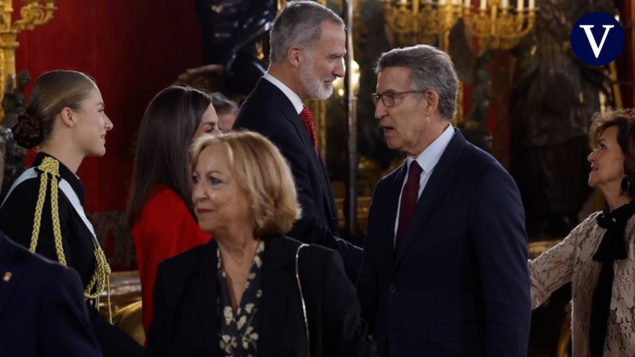 Feijóo exige la retirada de Sánchez en los corrillos de la recepción en el Palacio Real