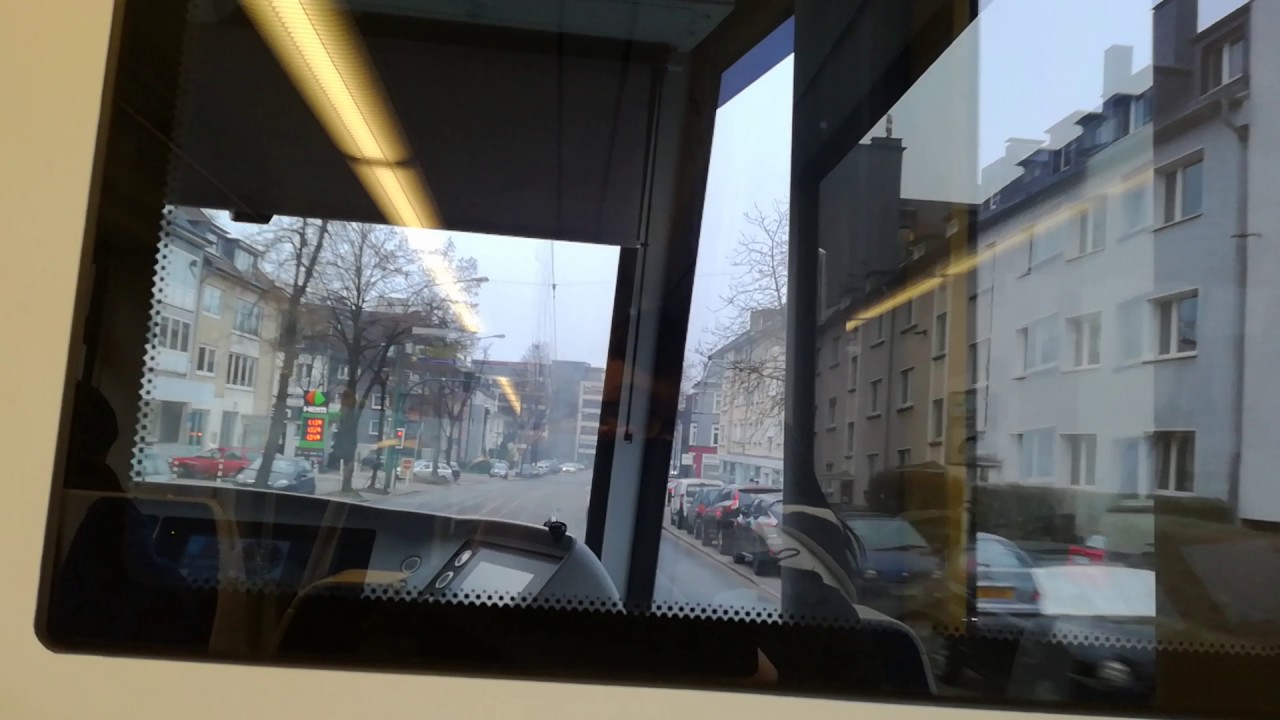 Fahrt mit der Flexity Straßenbahn der EVAG auf der 106 in Essen