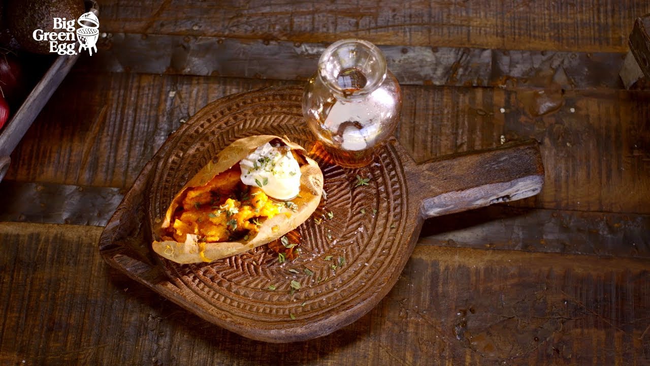 Gepofte Zoete Aardappel met crème fraÎche en citroentijm - Big Green Egg