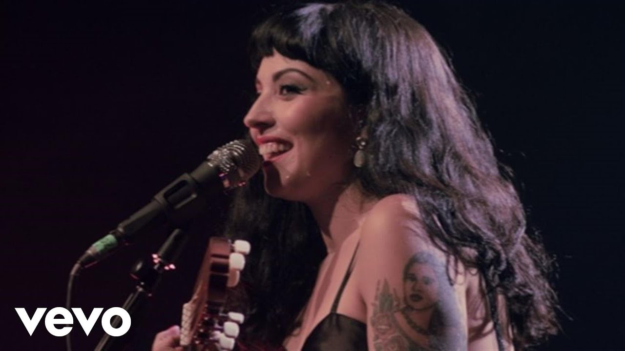Mon Laferte - La Noche Del Día Que Llovió En Verano/ Una Alma En Pena (En Vivo/Medley)
