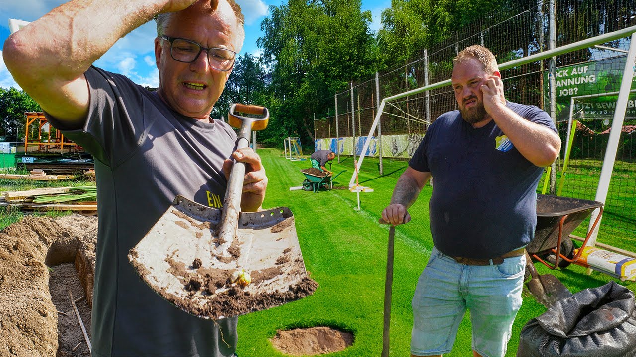 Ein Dorf, zwei Männer, zwei Fundamente   Fußballtor Einbau!