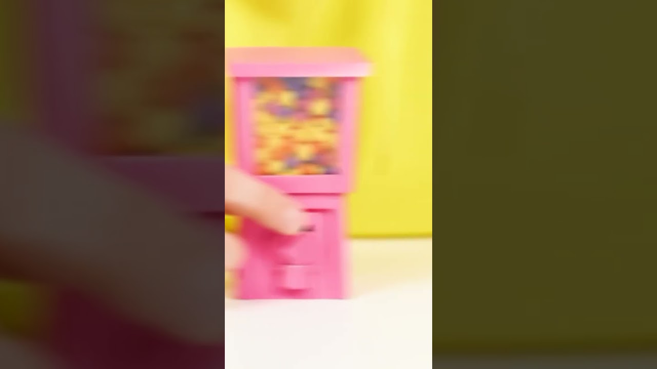 K&uuml;&ccedil;&uuml;k sakız makinesinden sakız