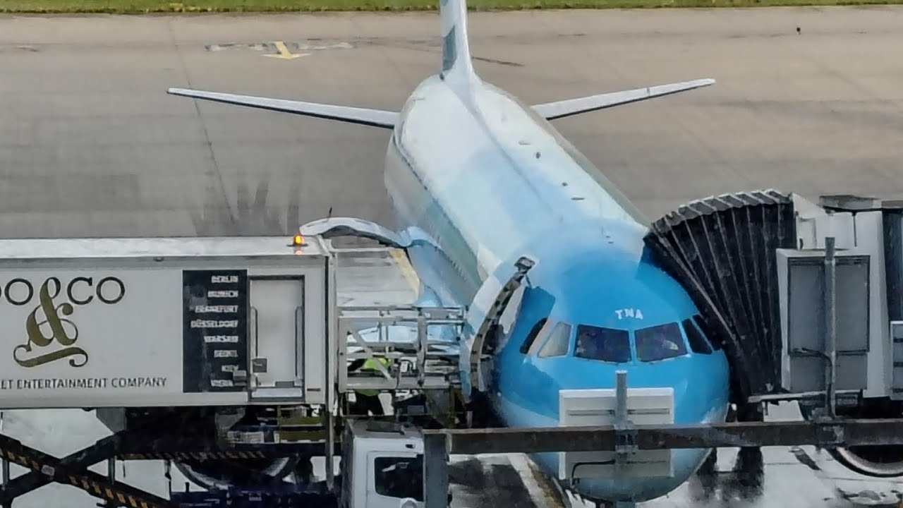 Reviewing a British Airways flight from London Heathrow to Manchester 