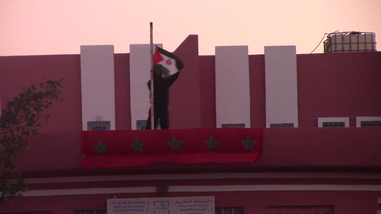 boujdour نزع أعلام مغربية  ونصب العلم الصحراوي18/11/2015