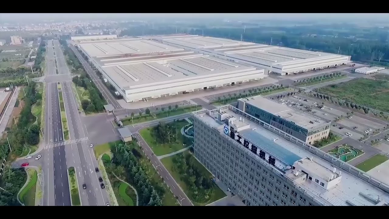 Uvnitř továrny XCMG: Jak vznikají stavební stroje světové úrovně