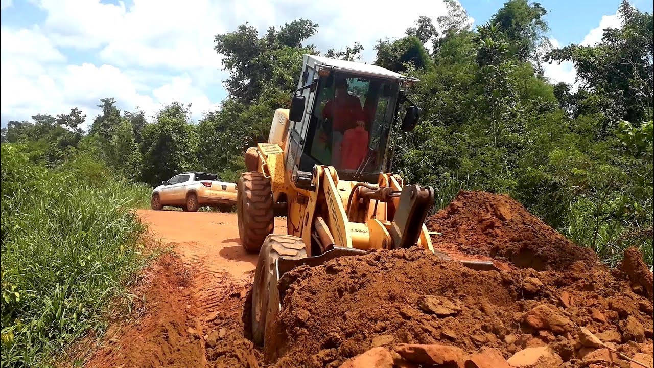 PA CARREGADEIRA NEW HOLLAND W130 COLOCANDO TUBO PLÁSTICO EM LUGAR DE PONTE NA ESTRADA