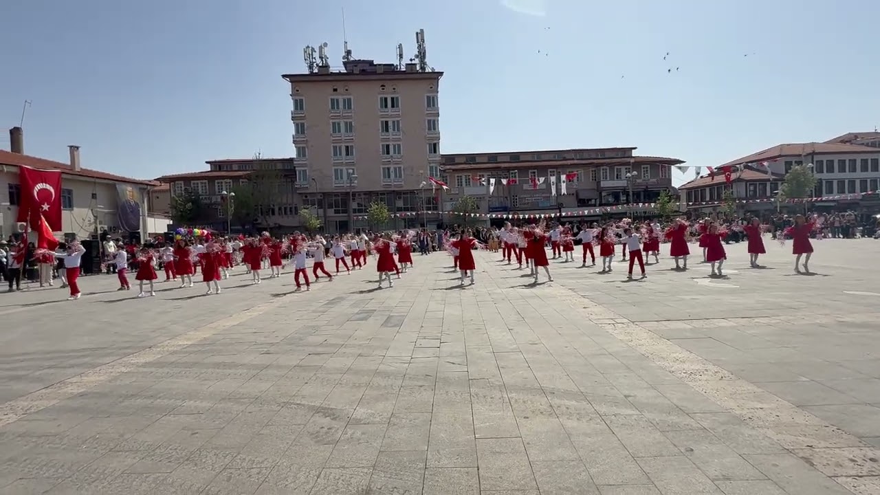 Biz Atatürk Gençleri  dans gösterisi Kula Tapduk Emre İlkokulu 3-D ve 3-E Sınıfları 23 NİSAN