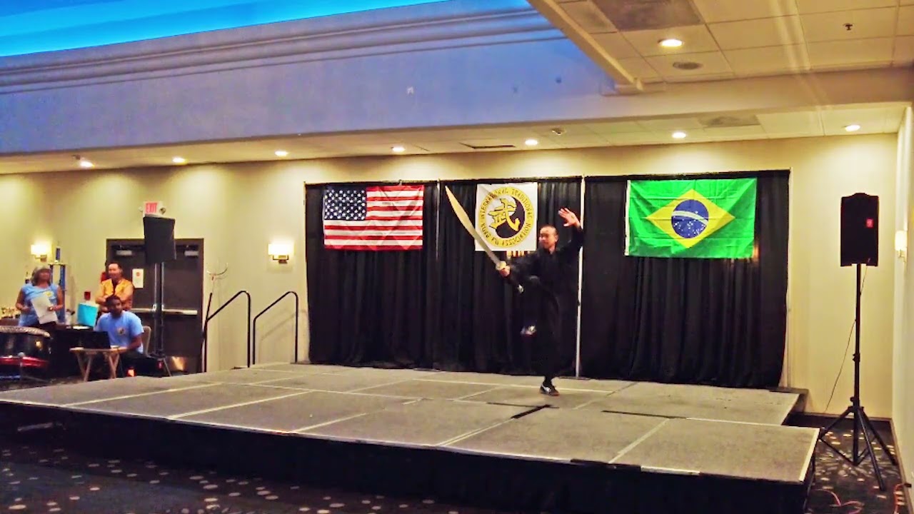 Sifu Conrad Bui Performance of Dai Loong Baqua Dai Do