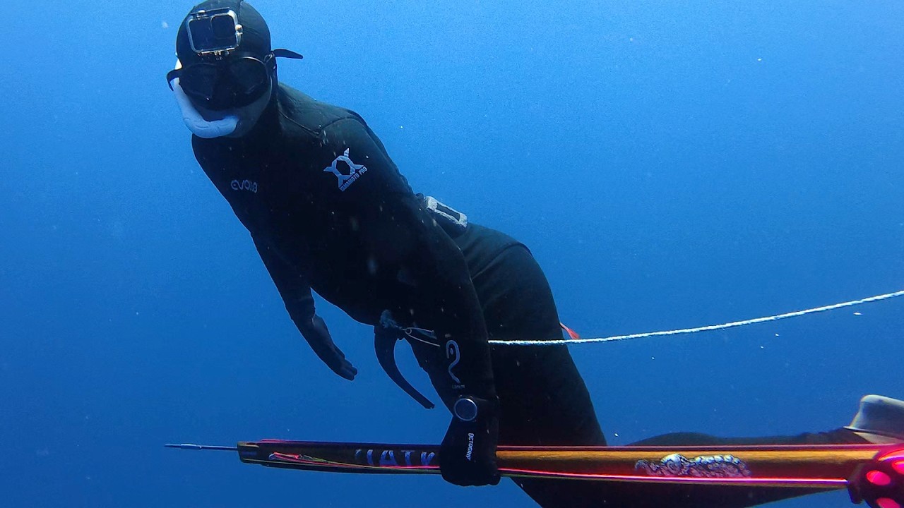 Deep Dive Spearfishing in Hawaii – Hunting Fish Near 100 Feet!