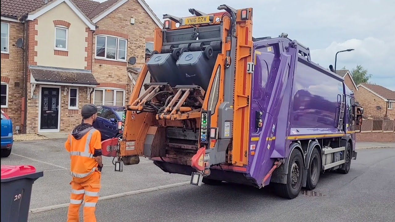 Squeaky! Dennis Elite 6 Bin lorry on General Waste, OZW