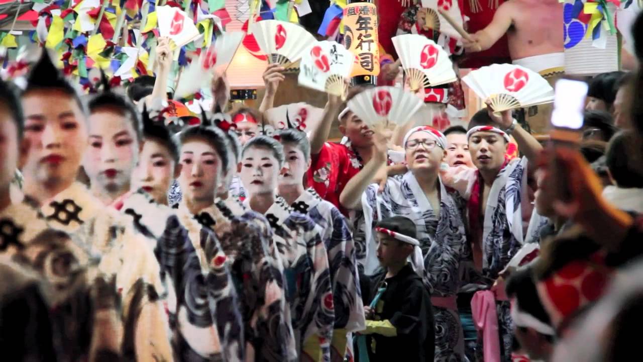 燕・戸隠神社春季例大祭の宵宮、木場小路と横町の万灯が繰り出す