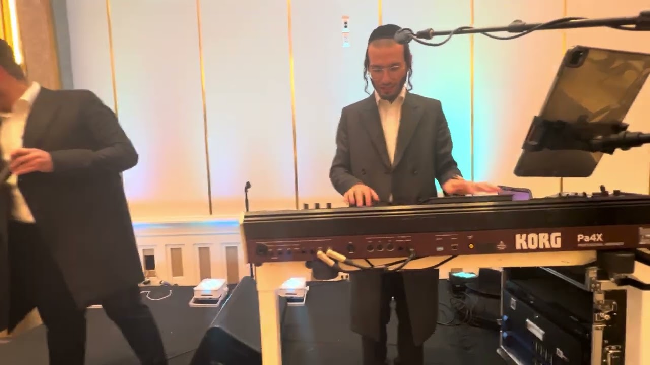 Yoiny Fischer on keys & kalmy Schwartz singer second dance on fire 🔥