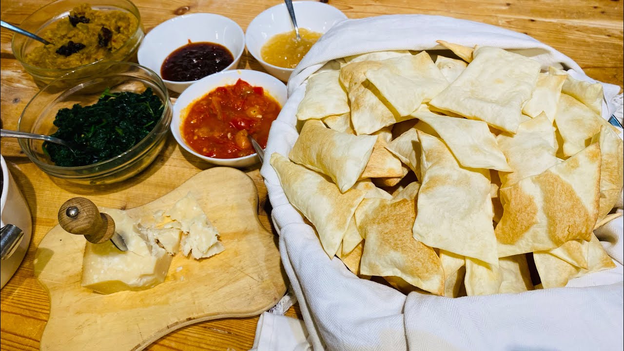 Solo tre ingredienti.Farina acqua bollente e olio.Pane semplice,leggero￼ e in poco tempo