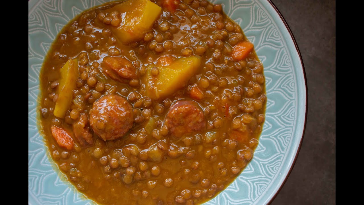 Узнайте, как приготовить этот традиционный испанский рецепт Lentejas con chorizo (Чечевица с чоризо)