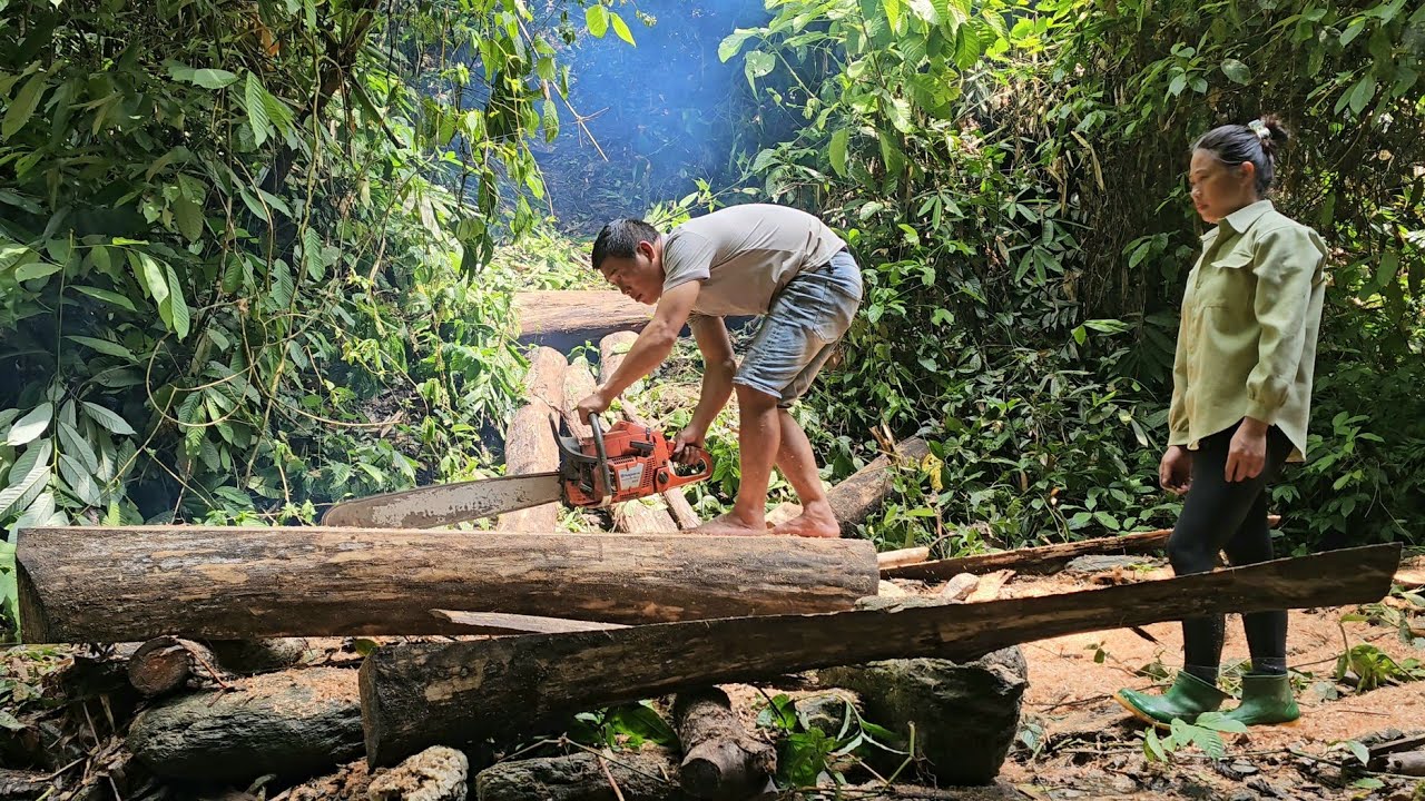 Couple living in the forest sawing wood to renovate a farmhouse | Dang Thi Mui