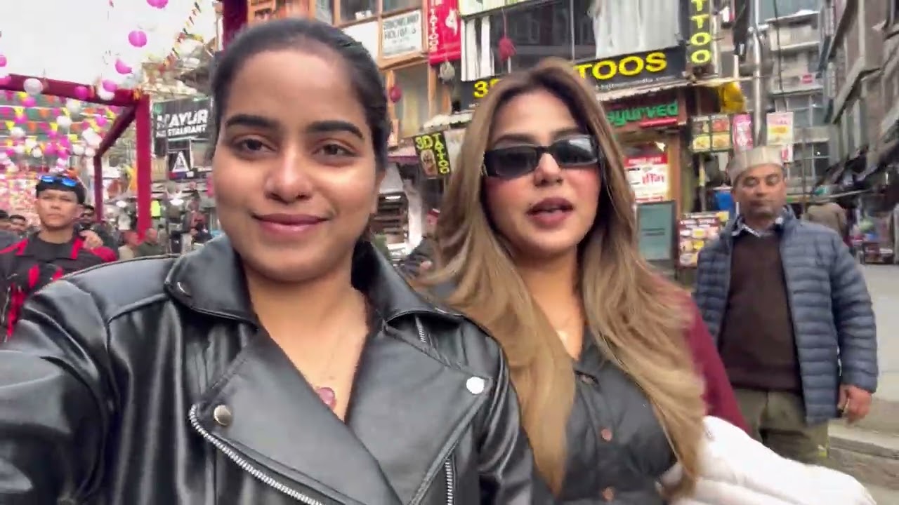 Manali part4==Temple ke baad gye manali burwa cafe n lounge 