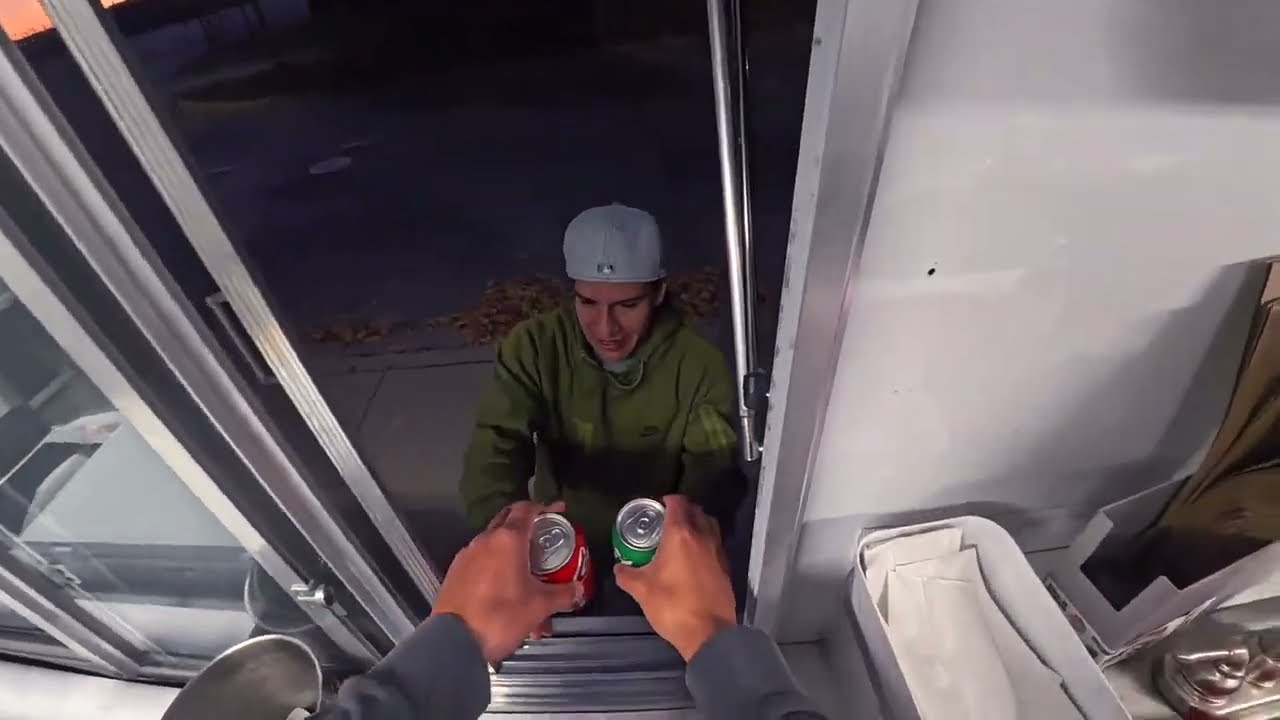 POV: Торговля хот-догами в темноте из фургончика 🤦🏼‍♂️?!?!