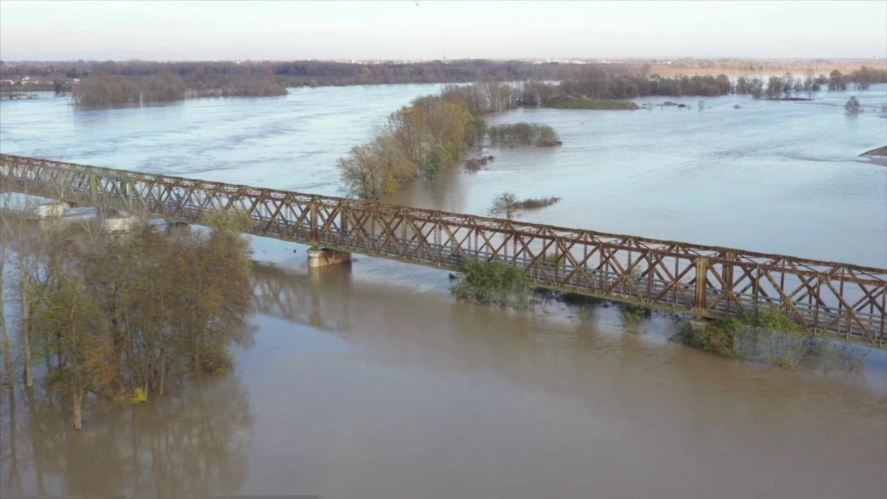 Maltempo a Pavia, esonda il Ticino: cittadini costretti a muoversi con i gommoni