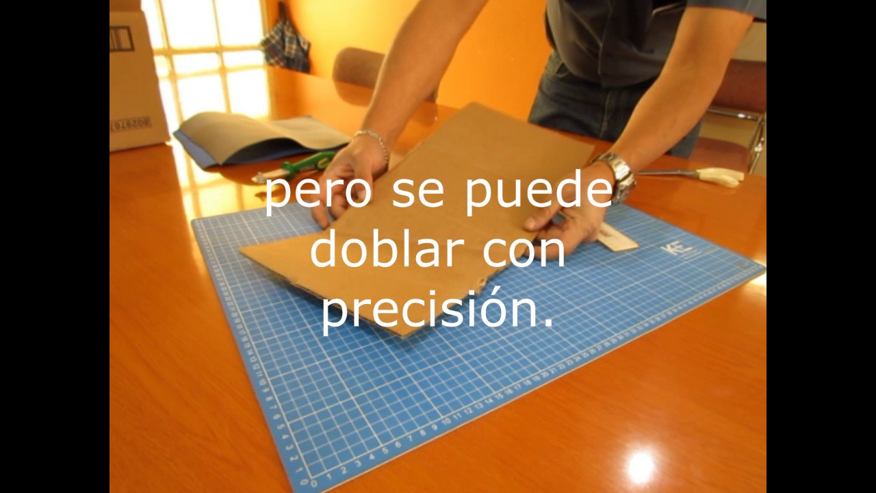 Doblando carton de caja y foamy