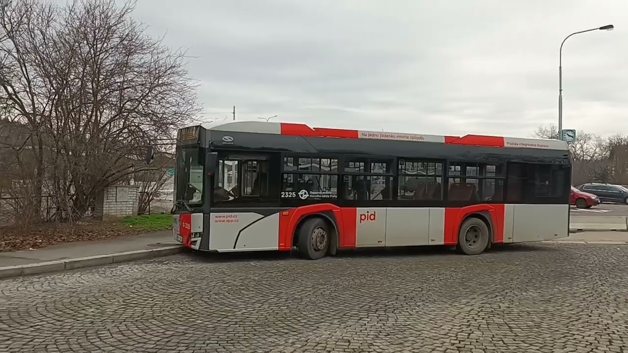 Přístřešky  u zastávek MHD u   Nádraží Praha-Braník  01.03.2026 a slavná nádražní restaurace