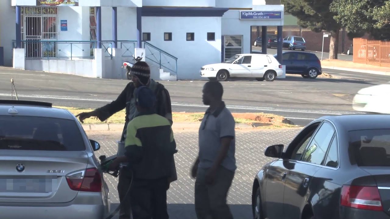 MalJan Washes People's Car Windows With Dirty Water