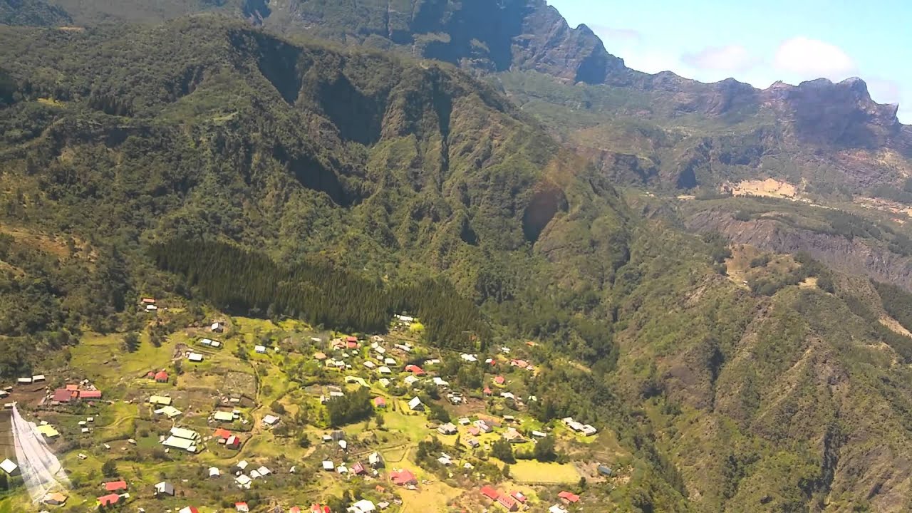 Hélicoptère au cirque de Mafate à l'île de la Réunion
